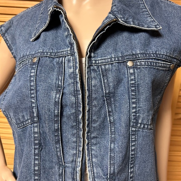 Women’s denim blue vest large Cabelas distressed - Picture 8 of 12
